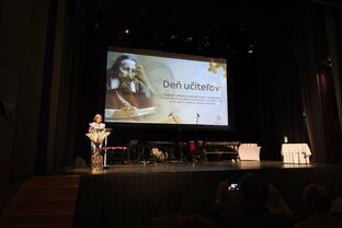 Zväčšiť fotografiu - Plaketa jána amosa komenského – phdr. iveta pastieriková, dis, mba