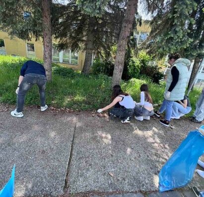 ZDRAVOTNÍCI UPRATUJÚ